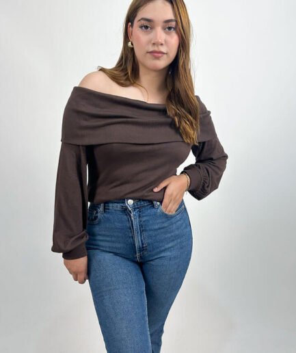 Blusa café con hombro descubierto