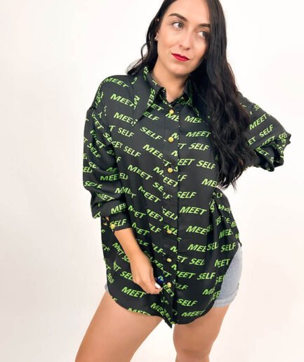 Camisa con letras