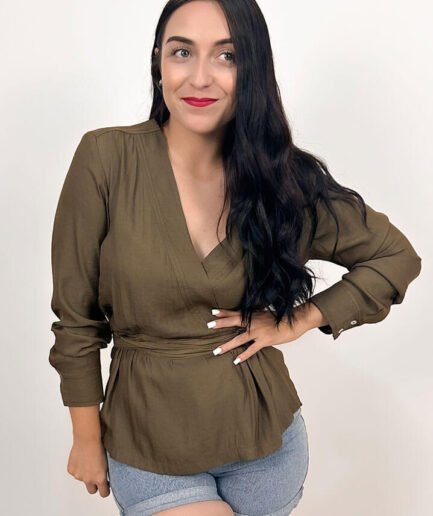 Blusa con cinta en la cintura