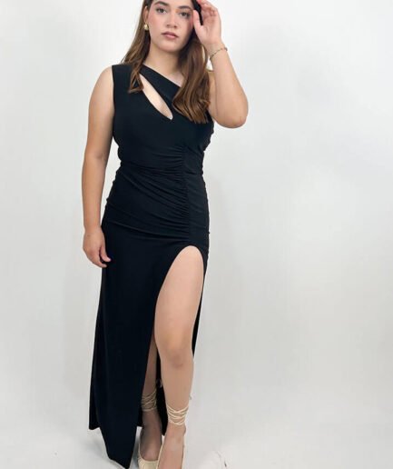 Vestido largo negro con escote a frente