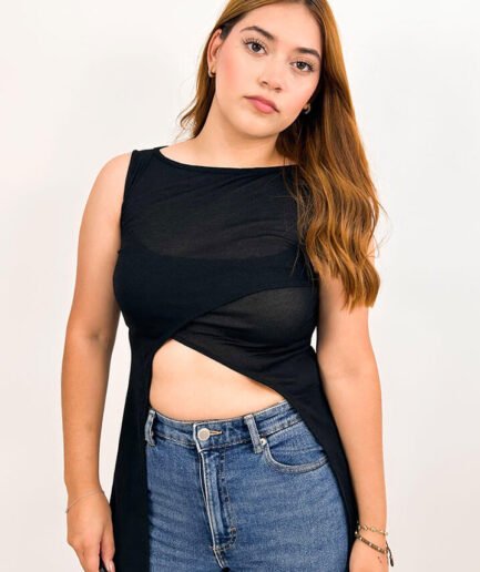 Blusa Negra larga corta de adelante