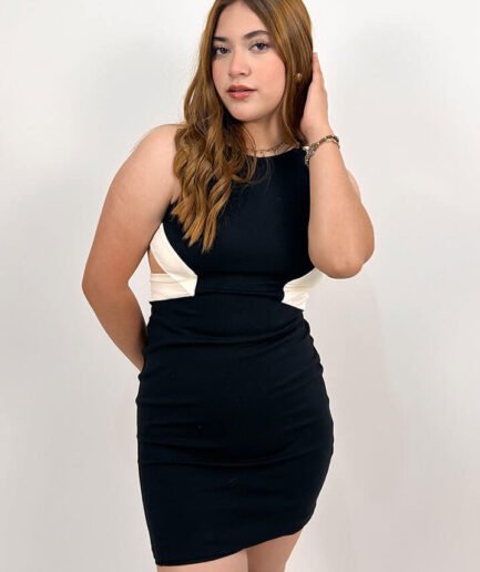 Vestido corto negro con escote en espalda