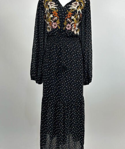 vestido negro largo con bordado