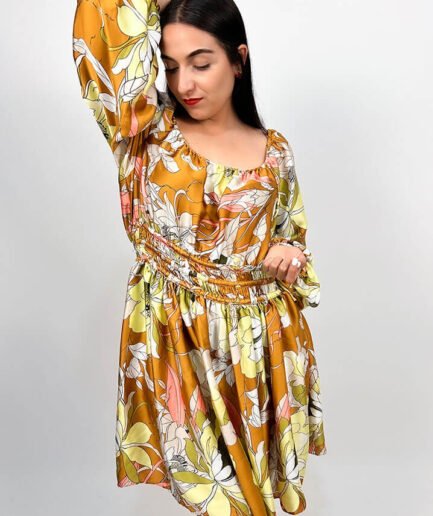 vestido satinado corto de flores
