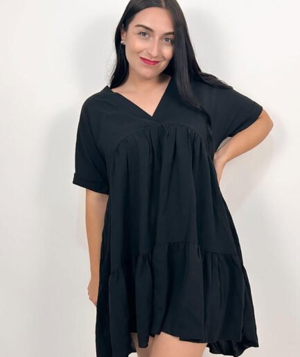 Vestido corto negro con vuelo