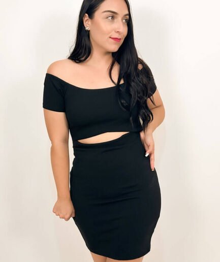Vestido negro con abertura al frente de la cintura
